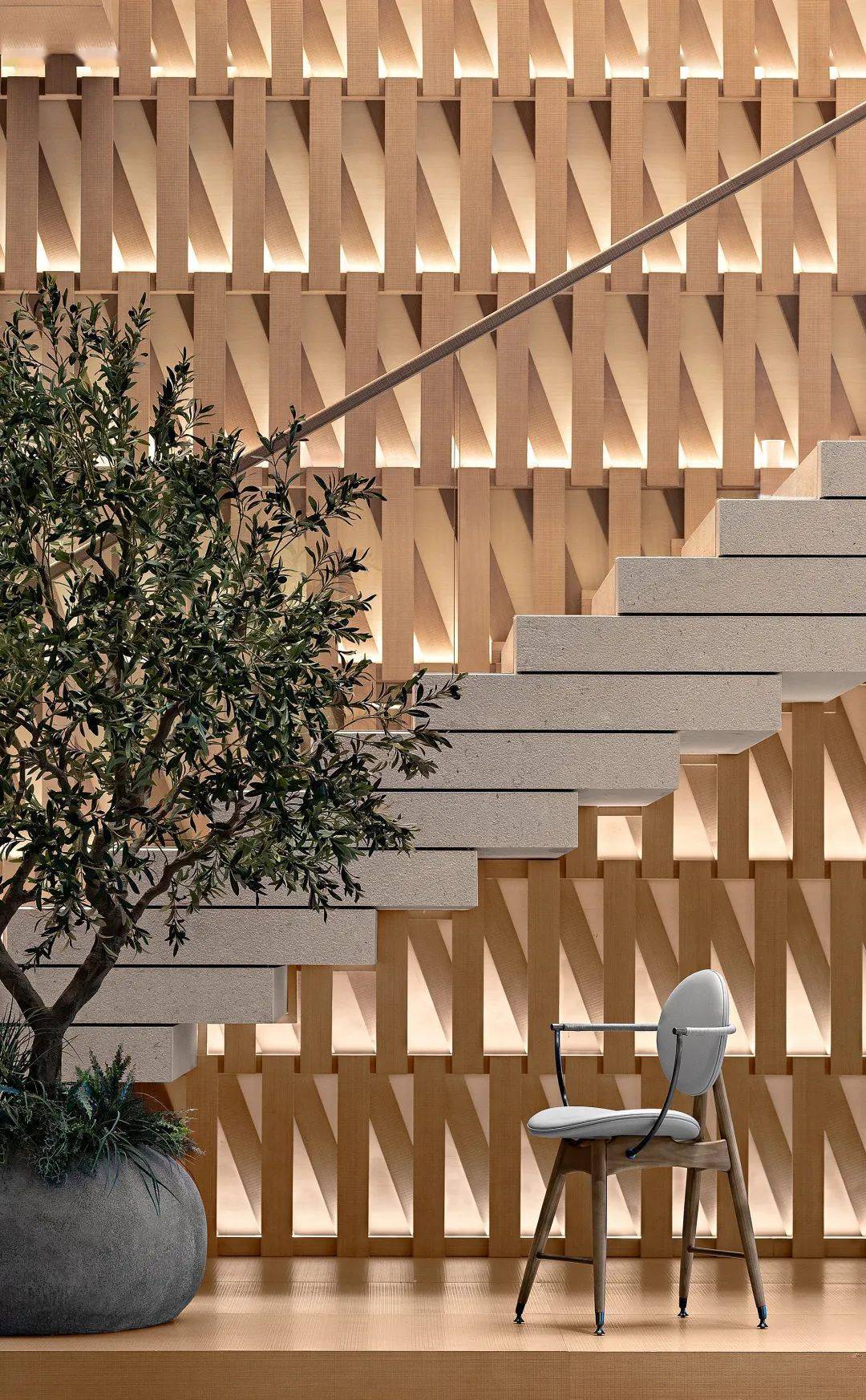 楼梯区实木交错层叠,漏窗与光影形成审美互动,简洁的符号与在地文化的