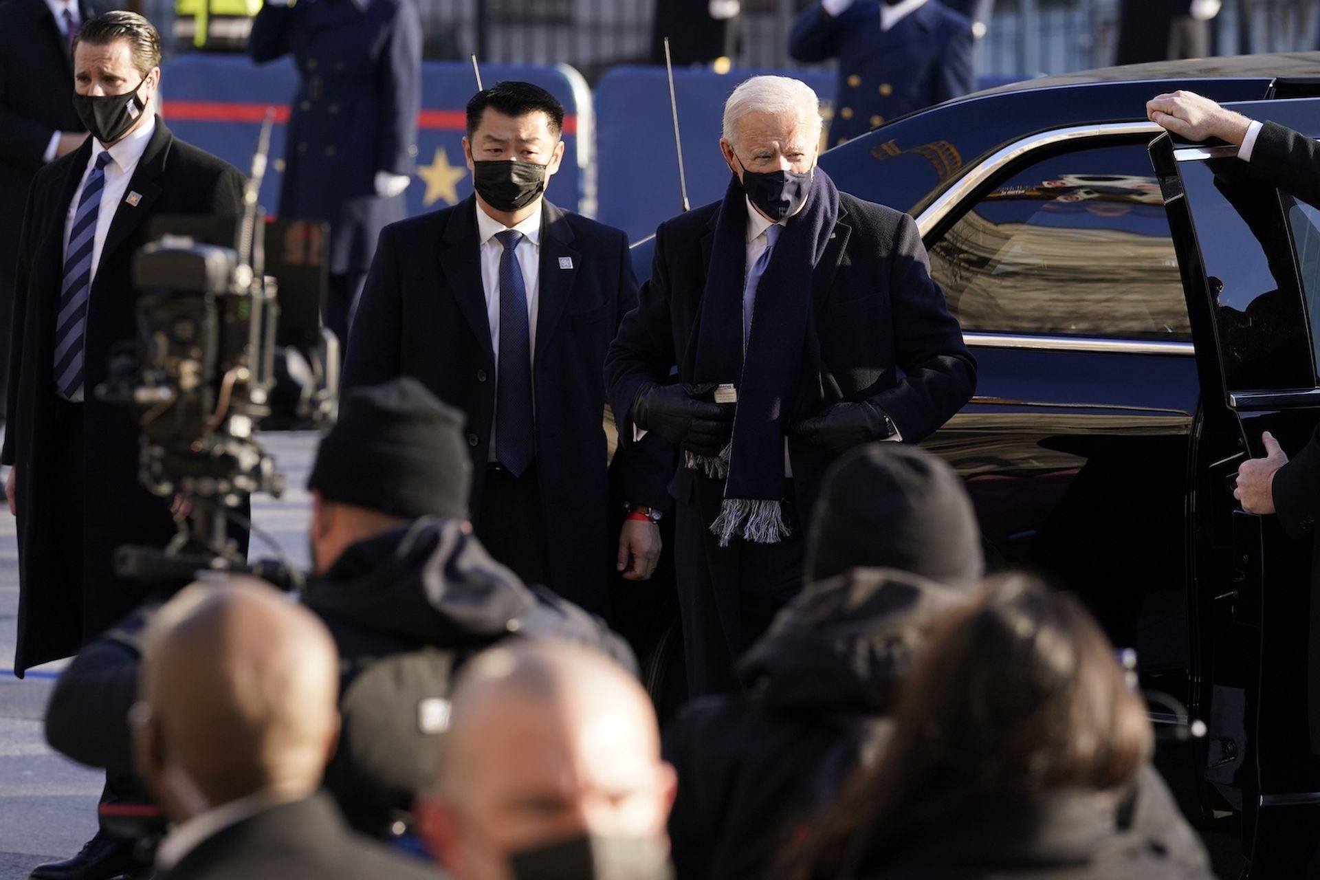 拜登贴身保镖亚裔面孔引热议，美媒曝光特工的真实身份_搜狐网