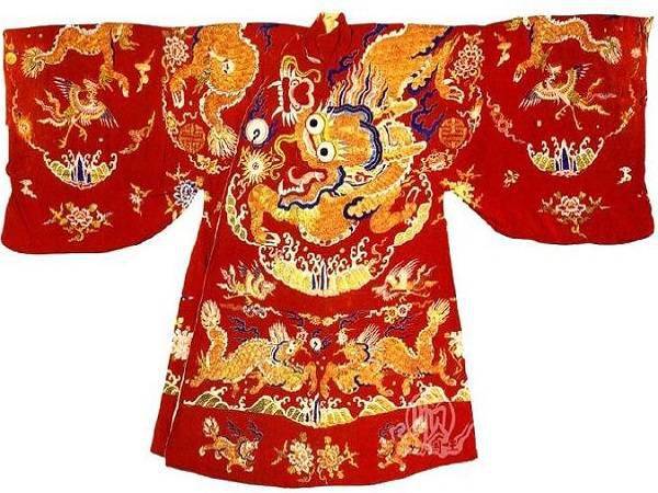 指挥使和当值侍卫还可以穿着麒麟服,当时在大明朝,麒麟服也只有公,侯