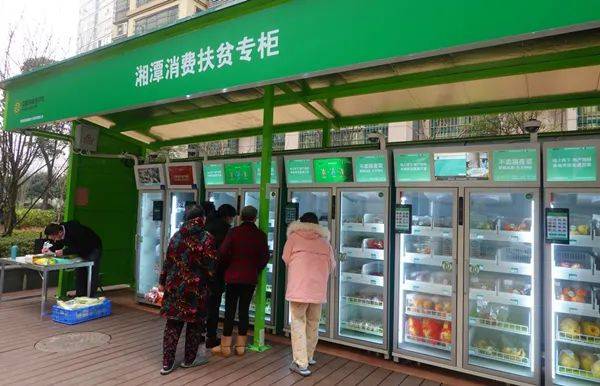 记者在现场看到,新设置的消费扶贫智能专柜和普通家用双开门冰箱大小