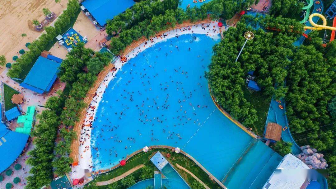 俯瞰狼牙山顶,如意一般的玻璃栈道上的红色五角星格外耀眼.