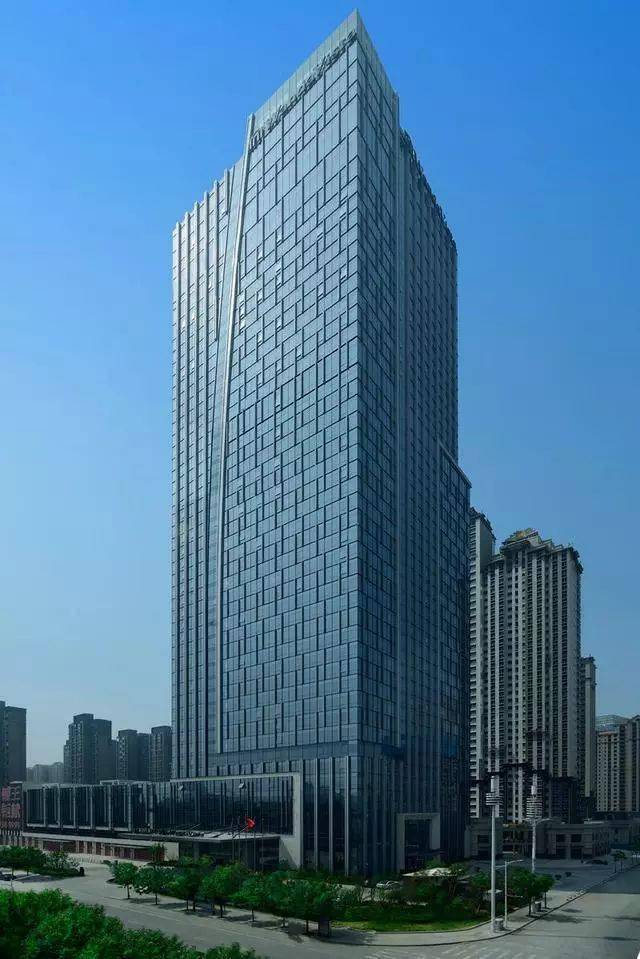202米地址:郑州中原区中原中路特色:曾经很长一段时间是郑州最高的