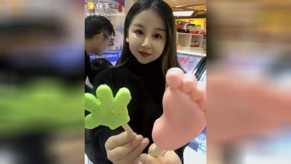 美女吃脚丫,还有一个小手掌,吃的时候有没有联想呢