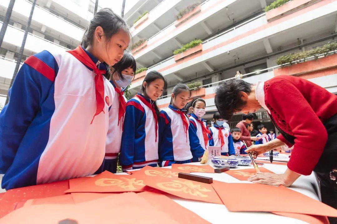 师生与书家挥毫——佛山市全民普法书法大赛在佛山市第九小学举行