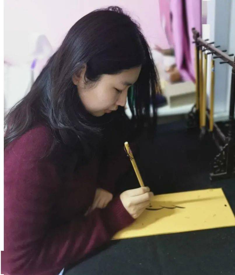 河北女院师生"非遗女书"深情送祝福_王国声