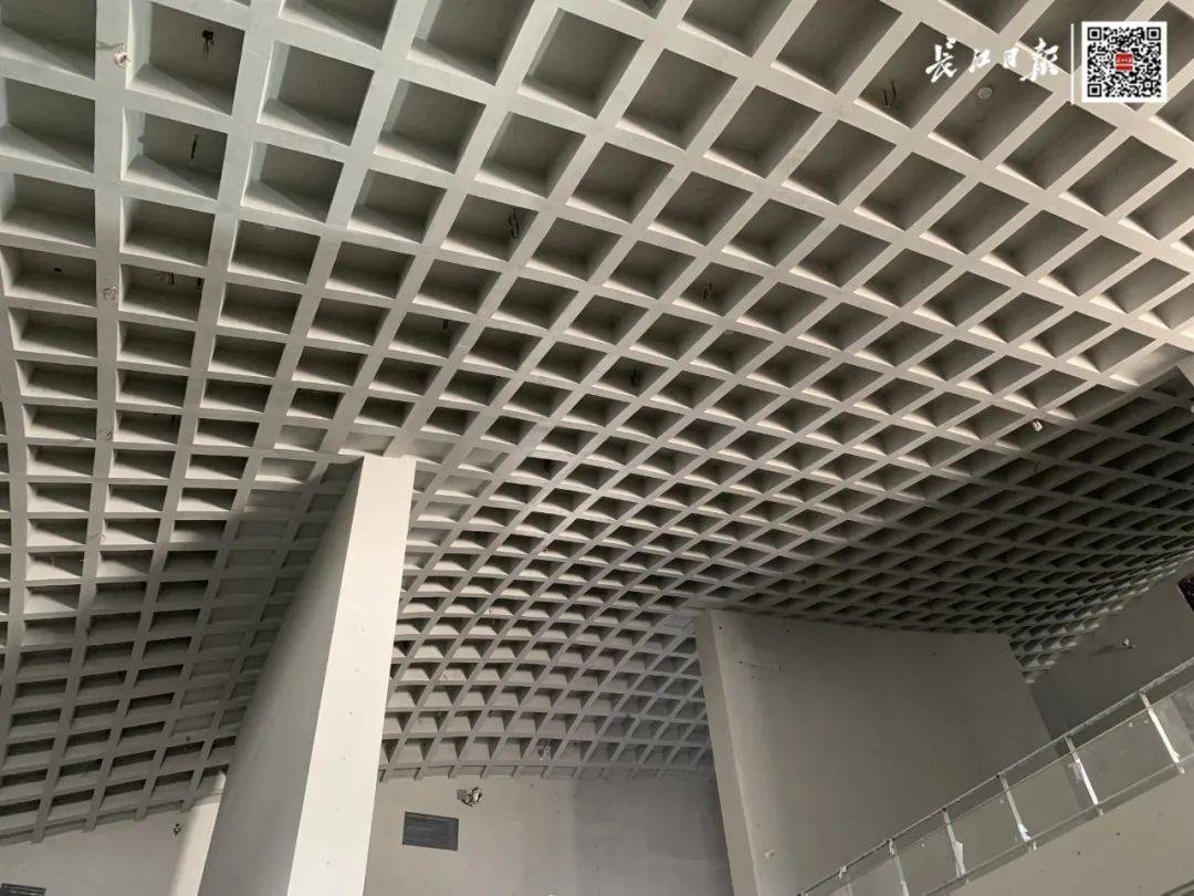 华夫饼这种结构叫密肋梁可以满足屋顶的大跨度要求受力性能好来到馆外