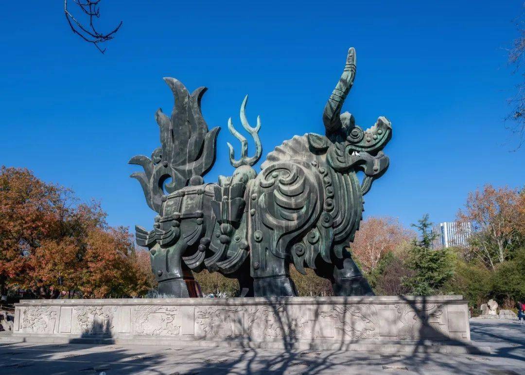 除了体型庞大,建成早,这座铜牛像位于金牛公园内,铸建的意向围绕金牛