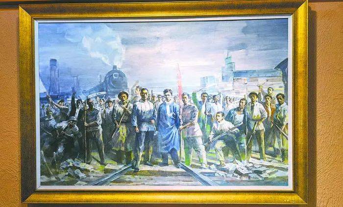 郑州二七纪念塔内展示区展出的油画,再现了当年京汉铁路工人大罢工时