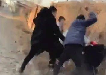 跪地、扇耳光、踹头：辽宁14岁男孩校外被5个同龄男孩群殴插图1