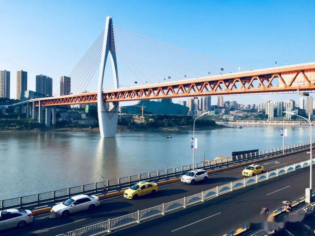 漫游重庆李子坝轻轨千厮门大桥