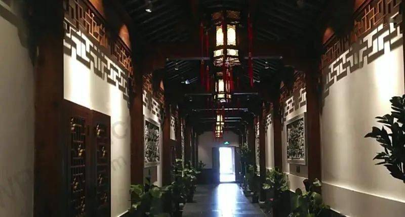 高楼惊现空中“皇宫”被无人机拍下 内景曝光令人咋舌（图）