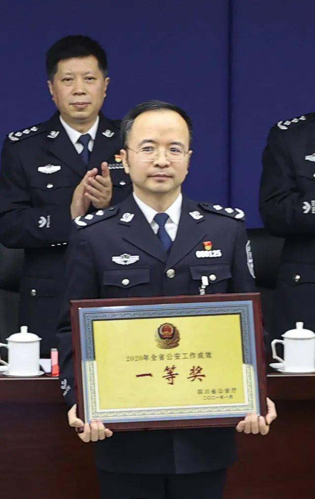 副市长,市公安局党委书记,局长 徐弟波(右三)这是泸州公安连续五年