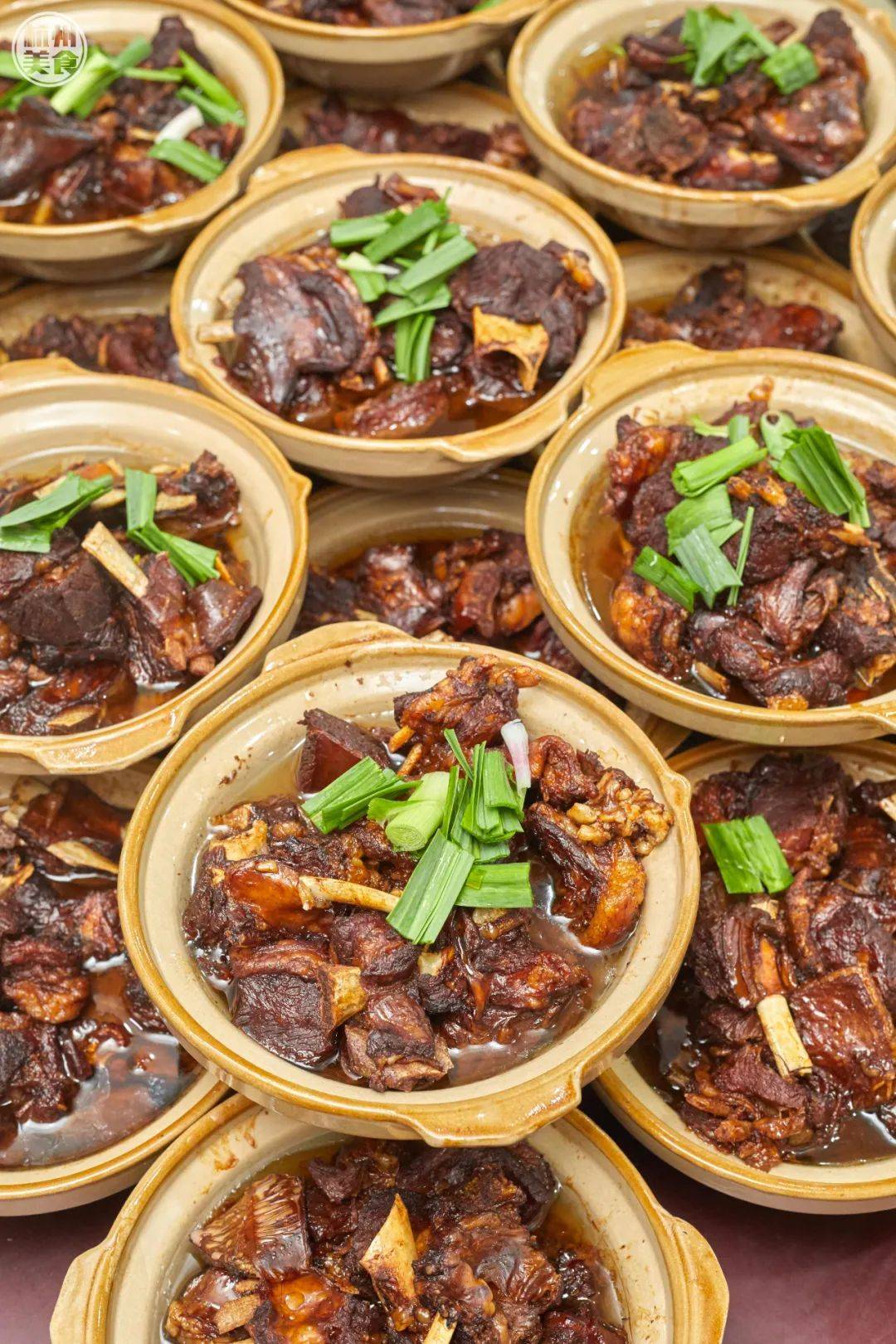 而让美食君大吃一惊的是:整个店只买一道菜,而且不可以堂食!