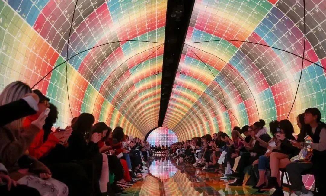 在华丽的时装背后,这些颇具创意的「秀场设计」被点名.