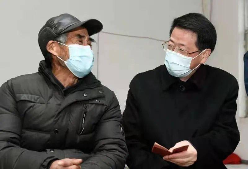 春节前夕,副省长,市委书记杨光荣来到临泉长官镇王营村,走访慰问生活