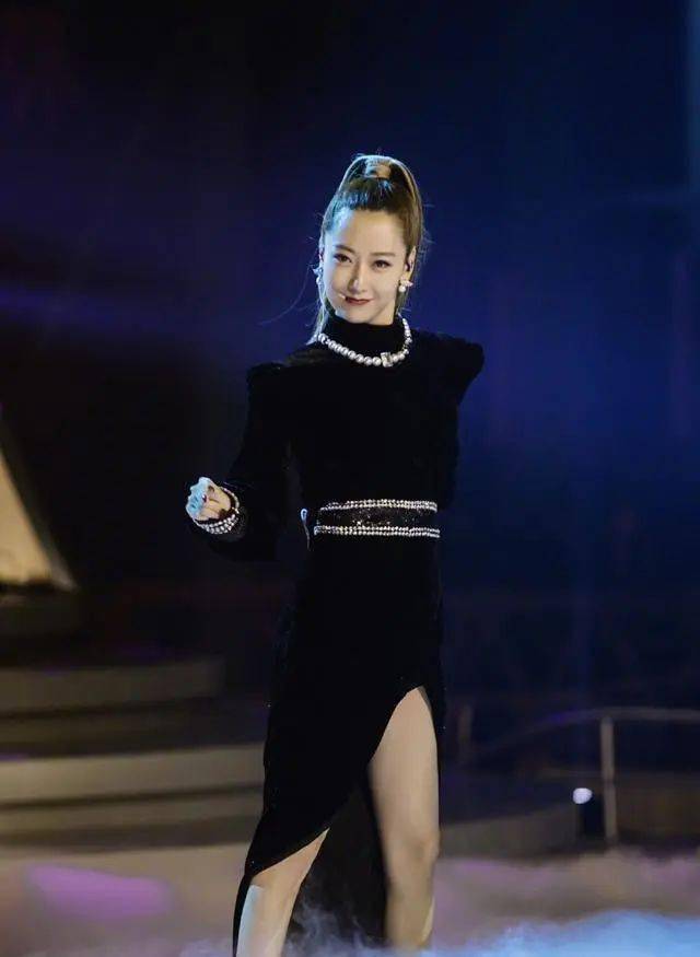 这一袭黑色的改良旗袍装,将白冰包裹得玲珑有致,曲线优美婀娜,曼妙的