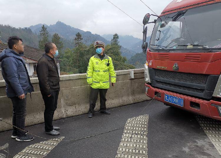 重庆高速上演惊险救援 手指粗钢丝绳牵引故障车 高速公路