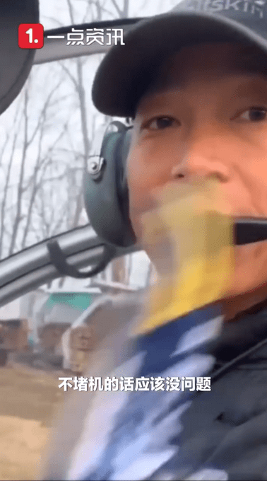 男子从县城开直升机回老家（图）