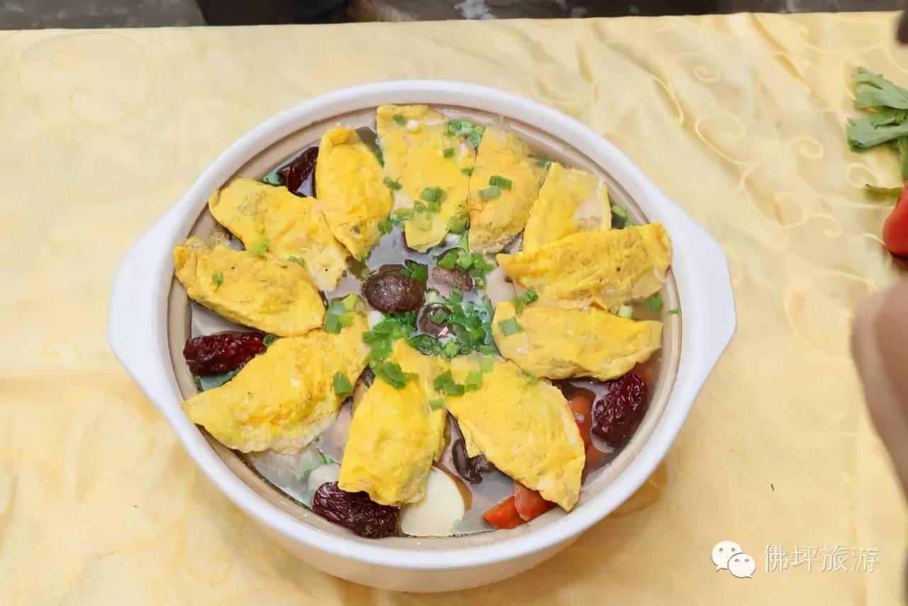 当地有很多的特色农家乐,可以点上一些特色美食,诸如佛坪三香,粉皮炒