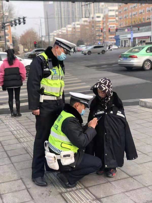 严冬里警察叔叔脱下棉衣穿在走失儿童身上