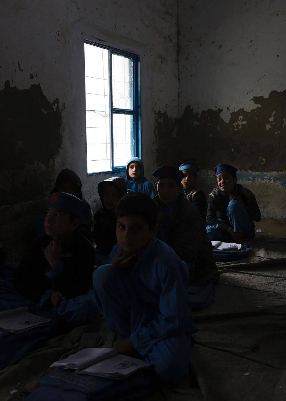 穿着超人标志衣服的难民营小孩.