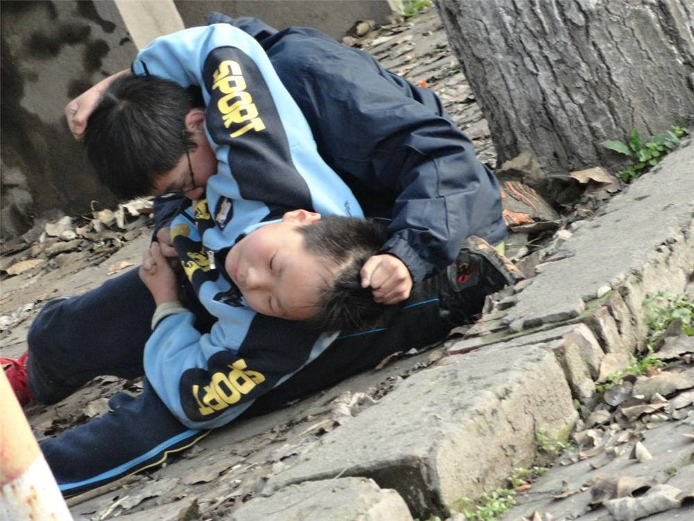 两个男同学吵架班主任的处理办法让网友叫好牵手还要十指相扣
