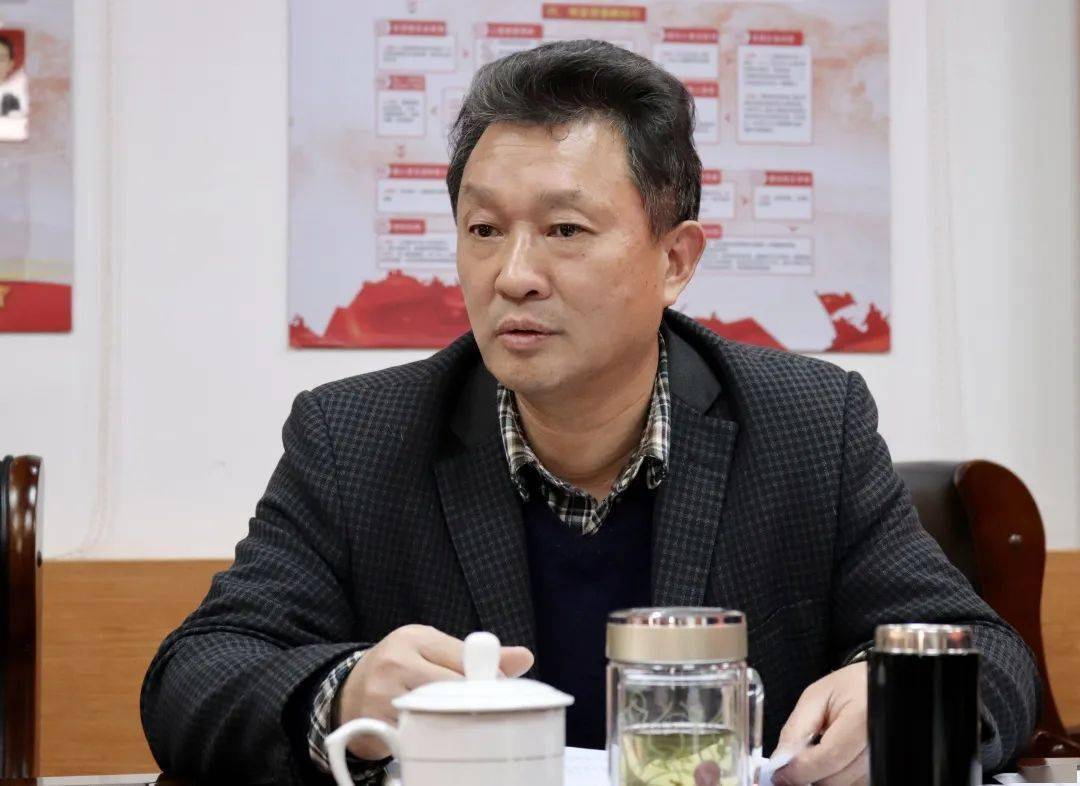 会上,由叶剑同志带头,街道班子成员逐一进行检视剖析