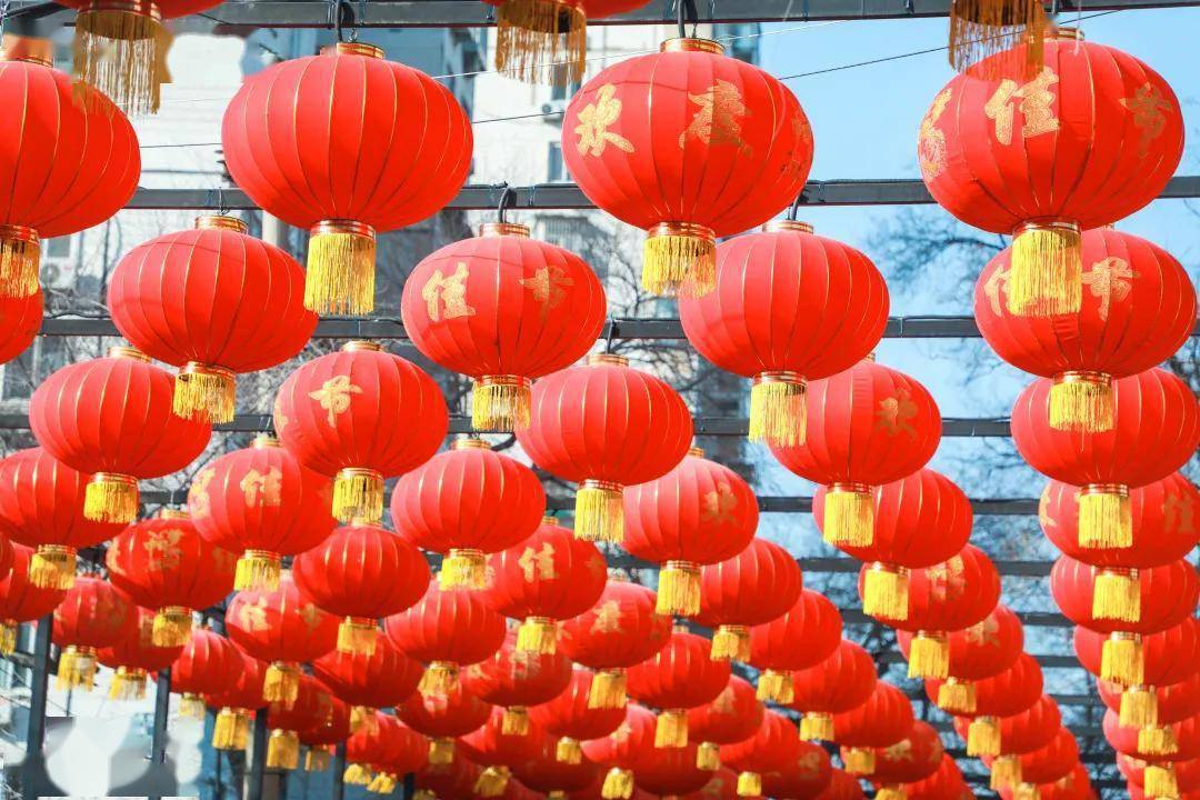 了喜庆祥和的节日气氛把模式口大街装扮一新一个个红彤彤的大灯笼近日