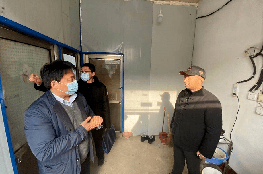 9城前镇党委书记徐振龙带领应急办,派出所,经贸委等部门人员,到辖区内