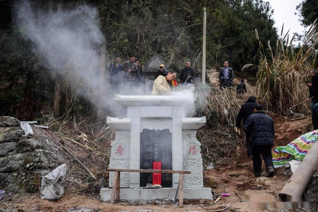 北部安葬于麦田，南部埋在家门口，河南最北与最南端农村坟地对比7图