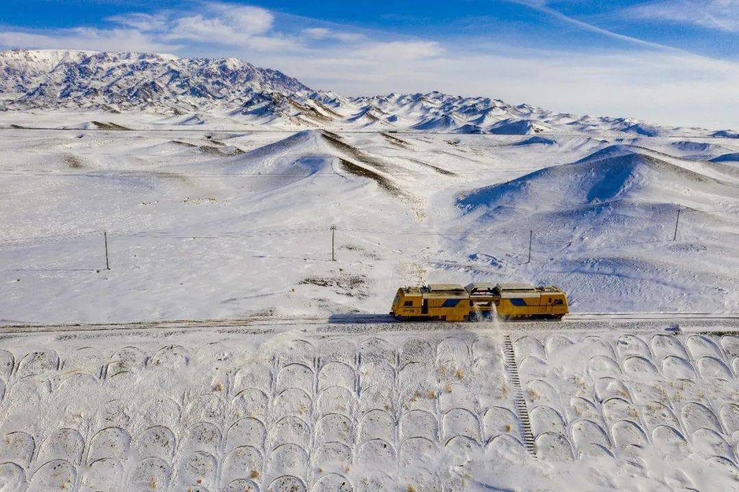 鐵建裝備暴風雪過後除雪車又雙叒叕在朋友圈刷屏了