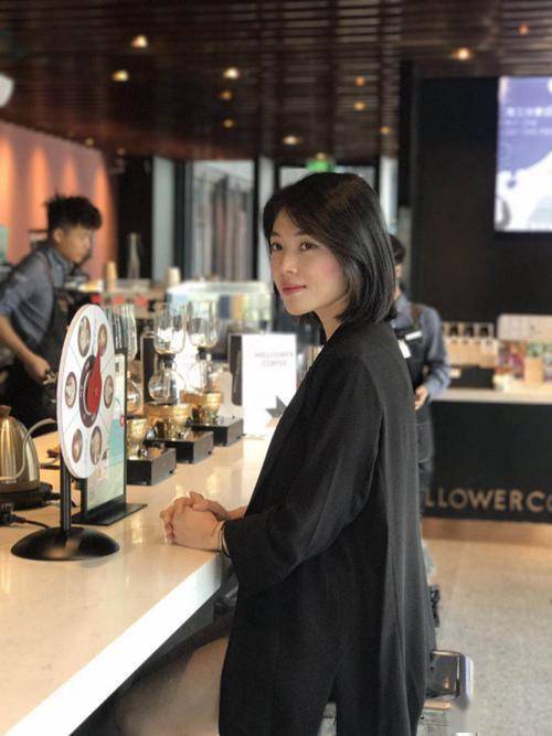 新晋女首富80后美女创业3年靠卖电子烟身价1629亿