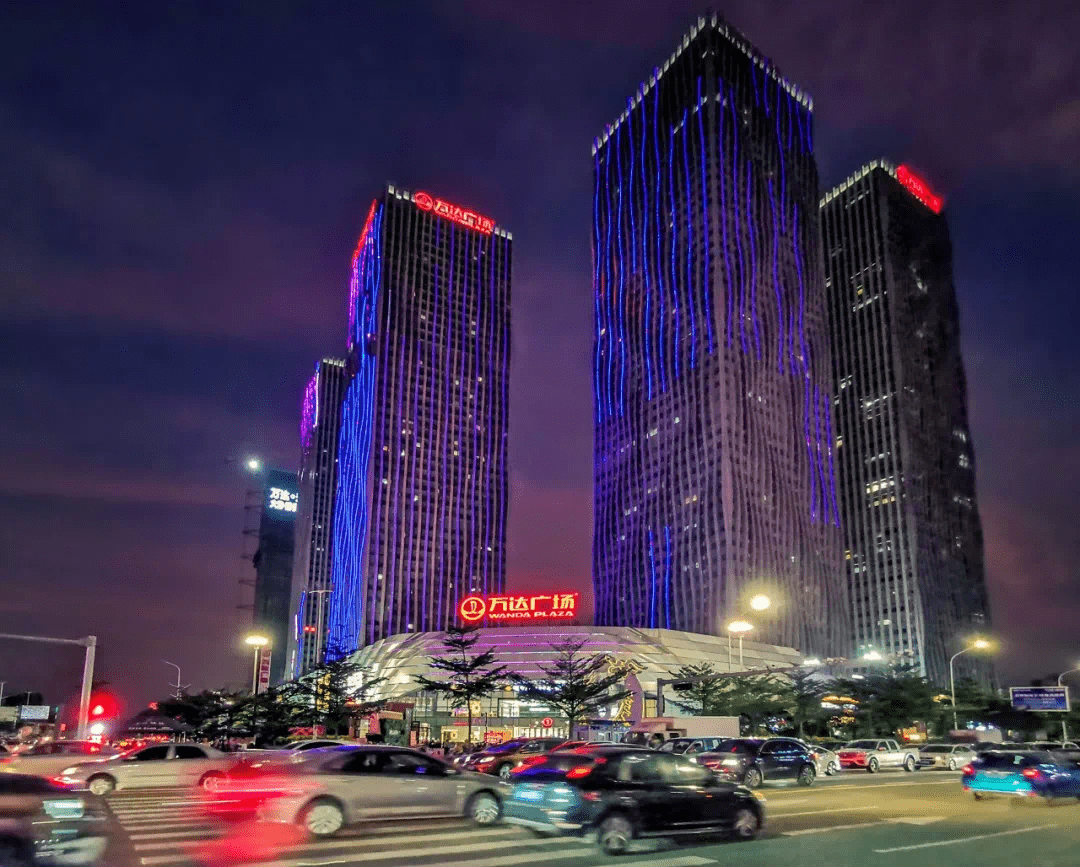 以海滨大道与龙潮路为轴,交汇出一处繁华区域,毗邻万达广场,招商湛江