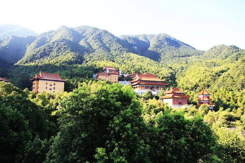 早在時期,東晉名僧慧遠來到廬山,背倚東林山,面對北香爐峰,虎溪流水