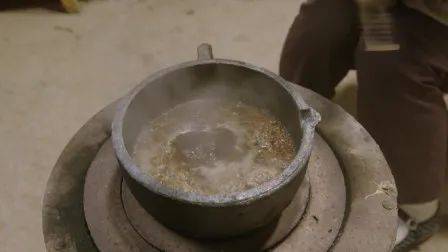 熬药要用"药吊子",是一种专门用来熬药的砂锅.