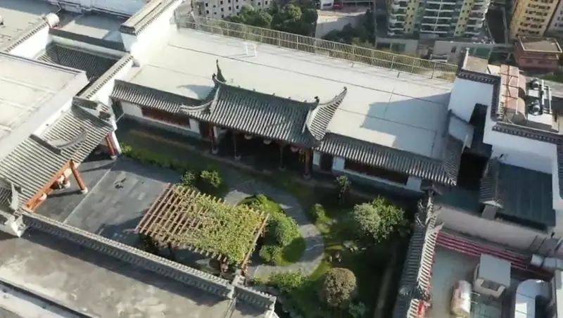 在一片低矮的房屋中间,高99.98米的海韵大厦十分显眼!