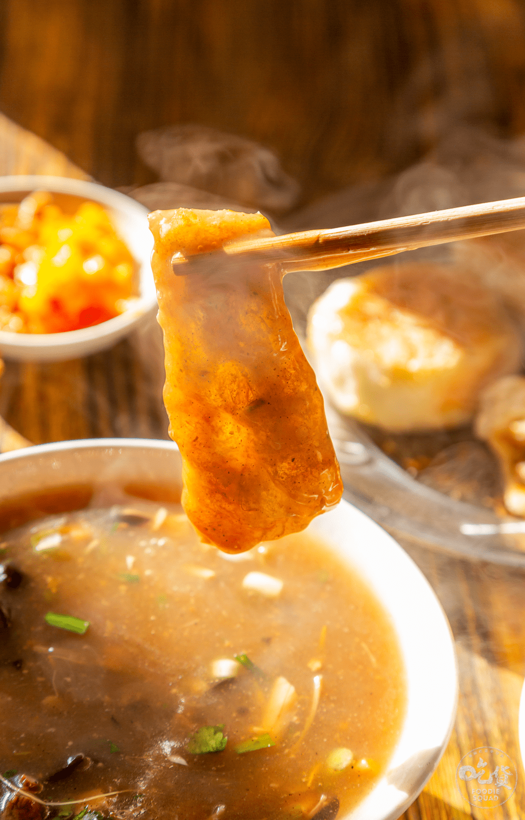 油条撕成两半再蘸着胡辣汤吃,相当够味!