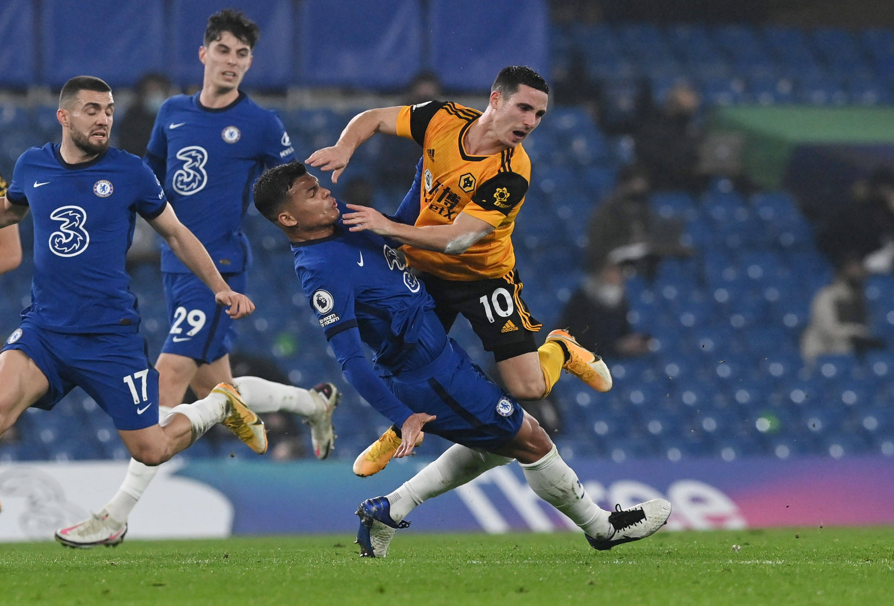 足球——英超:切尔西战平狼队