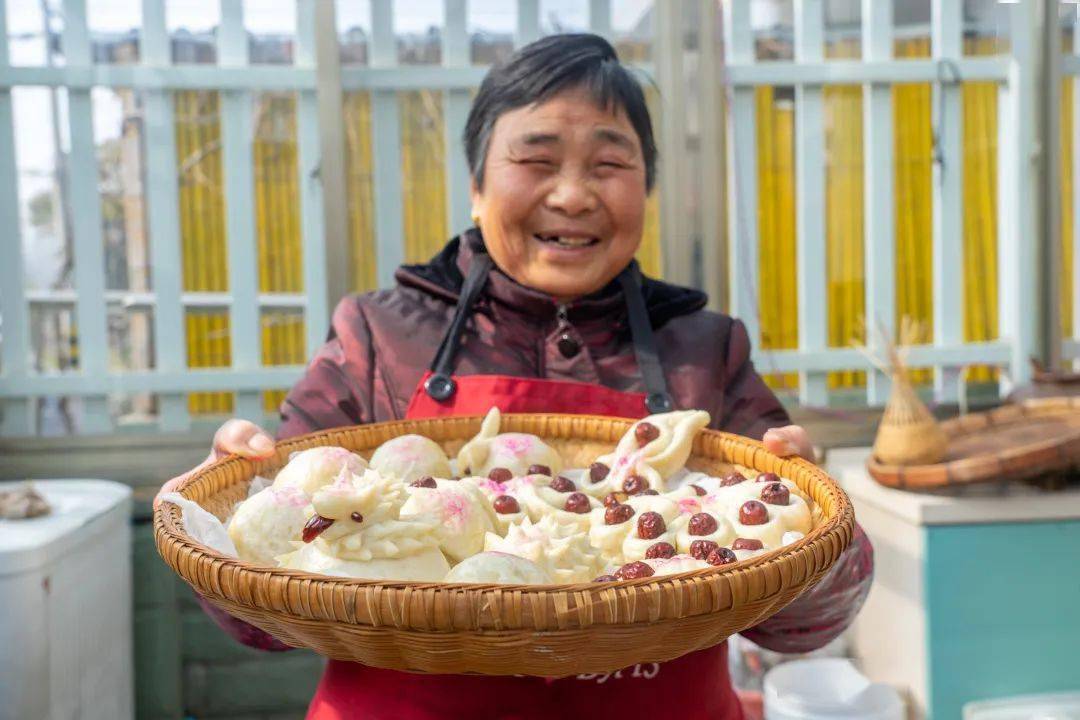 欢欢喜喜,红红火火的日子,就在这一锅热气腾腾,各式各样的年馍中  蒸