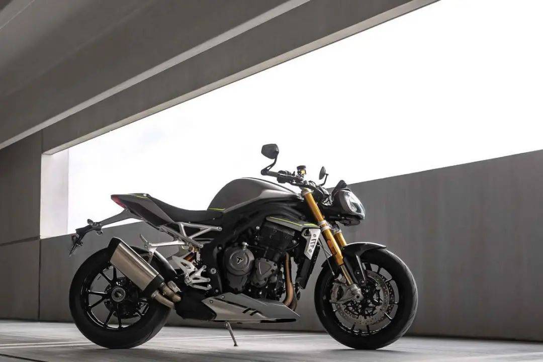 三缸西装暴徒凯旋speedtriple1200rs正式发布