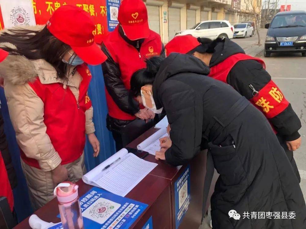 嘉会镇6嘉会镇大学生志愿者每天按时到村疫情防控岗值班,登记出入人员