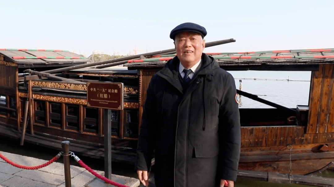 王明华在南湖红船前留影