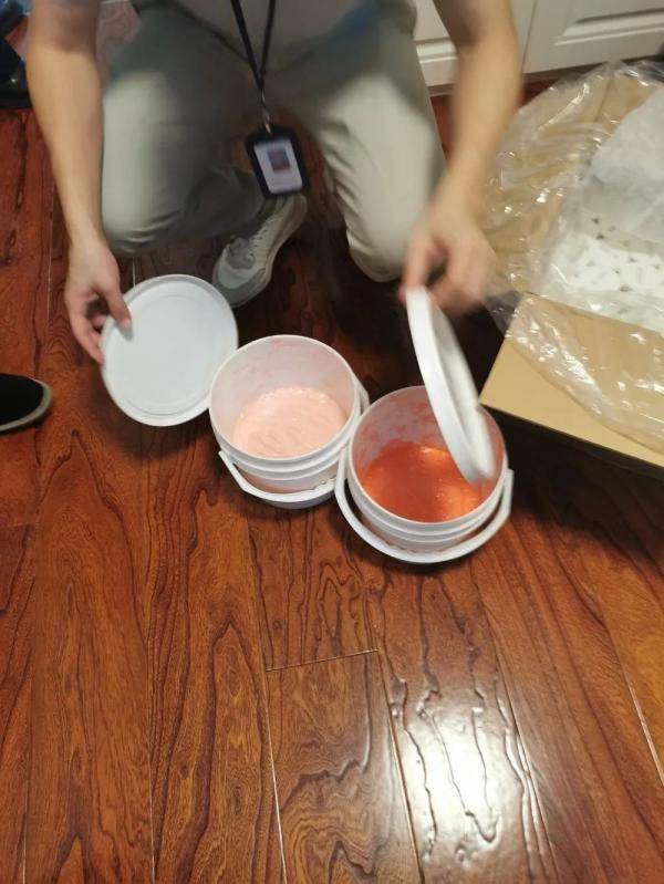 专案组在临海伟星合院将包某焕抓获,现场缴获大量"琼曼","豪曼"美容霜