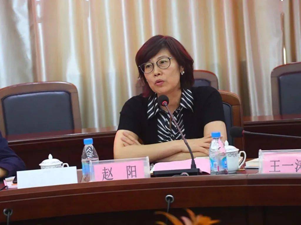 苏州大学教育学院赵阳书记和我校洪亮校长共同为研究生工作站揭牌.