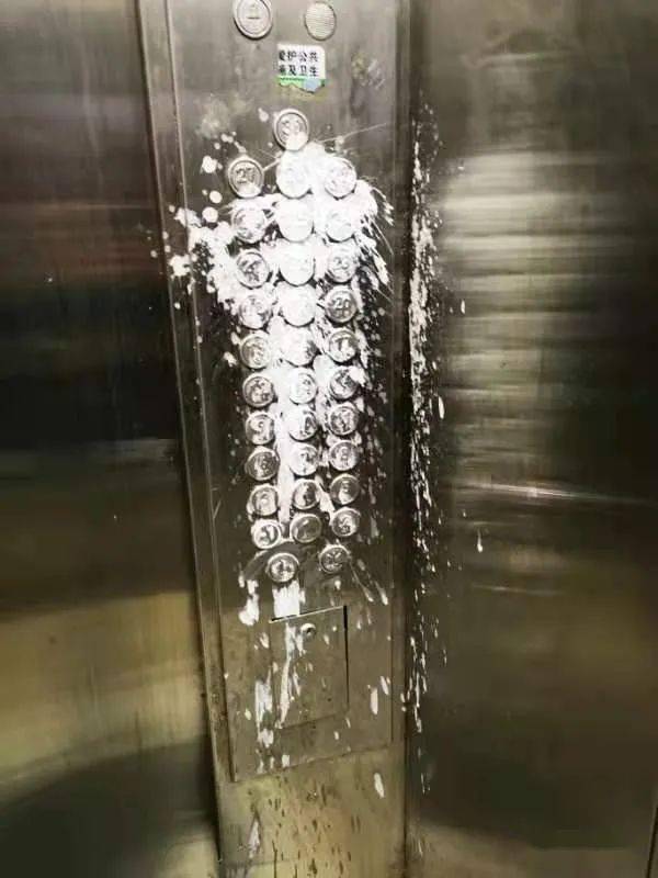 昭通一小区有人竟把电梯弄的那么脏.