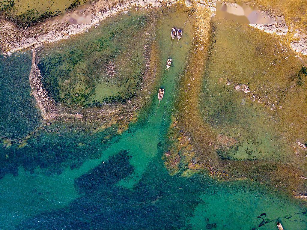 青岛银沙滩景区附近现碧蓝海水 好似热带岛礁