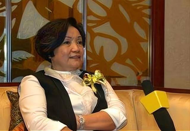 司徒玉莲生在香港贫民窟,十几岁就出来混迹江湖,十八岁就在龙蛇混杂的