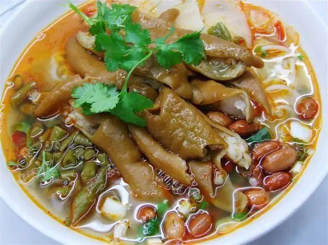 红汤麻辣肥肠粉肥肠干净厚实,配着汤底就正宗家乡味.