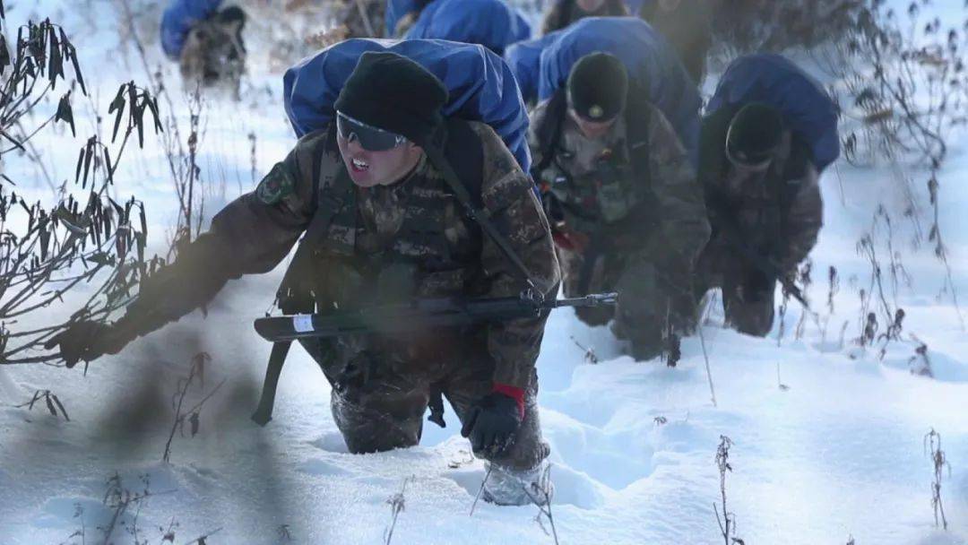 為防止積雪倒灌雨靴把腳凍傷,官兵們在腿上纏了膠帶,就集合出發了.