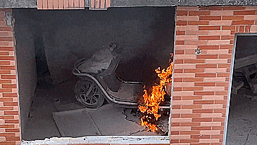 电动自行车起火威力有多大近80辆电动车被烧毁